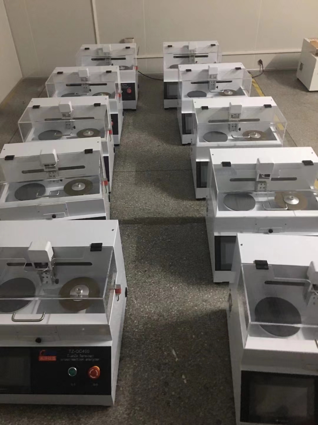 天澤精密儀器生產(chǎn)車(chē)間